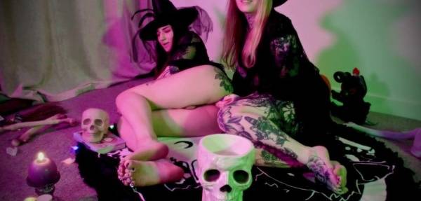 (2021.10.28) NEW BANGER ALERT!!!__SEXY WITCH(s)__Me and @emilypiexo are t.__2 - trannyfans.net
